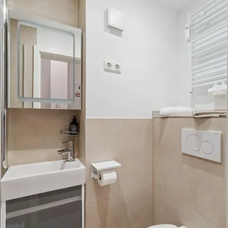 Apartmán Cozy 3-zimmer In Bestlage! Zentral, Balkon & Parking