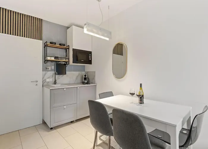 Cozy 3-zimmer In Bestlage! Zentral, Balkon & Parking