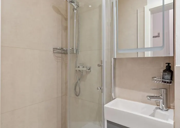 Cozy 3-zimmer In Bestlage! Zentral, Balkon & Parking דירה