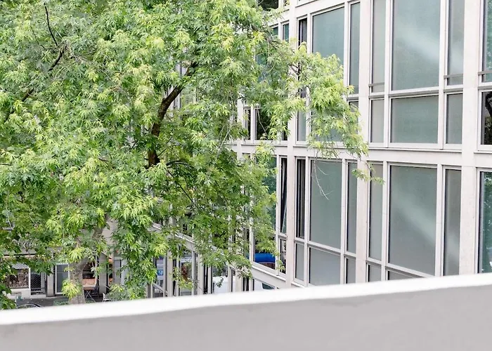 Cozy 3-zimmer In Bestlage! Zentral, Balkon & Parking Apartmán