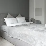 Cozy 3-zimmer In Bestlage! Zentral, Balkon & Parking * Colonia